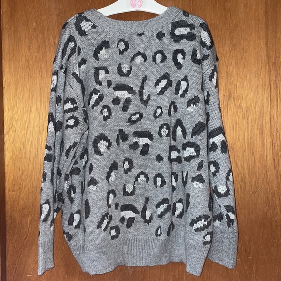 •KENDALL & KYLIE•GRAY LEOPARD KNITTED CREW/SCOOP NECK SWEATER SIZE XL EUC - Picture 3 of 7